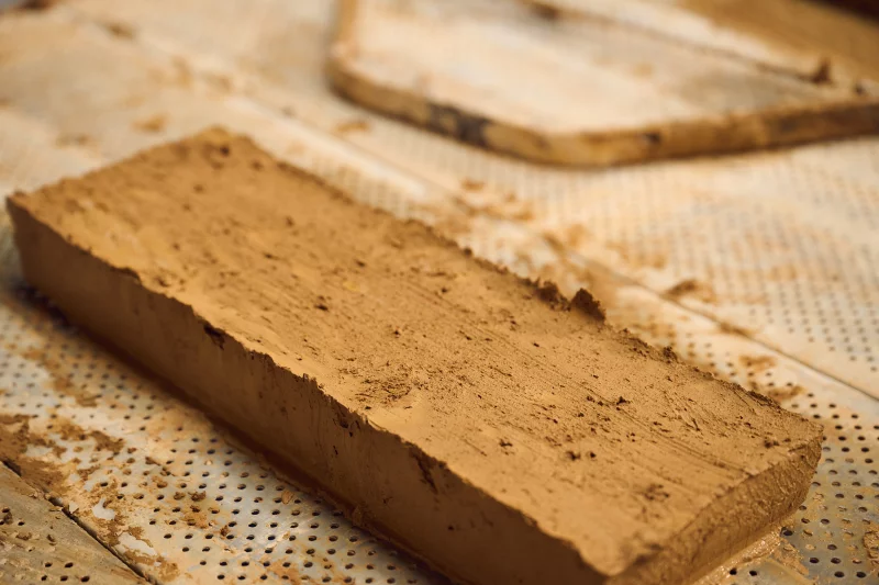The impact of water absorption on façade ageing: an underestimated difference