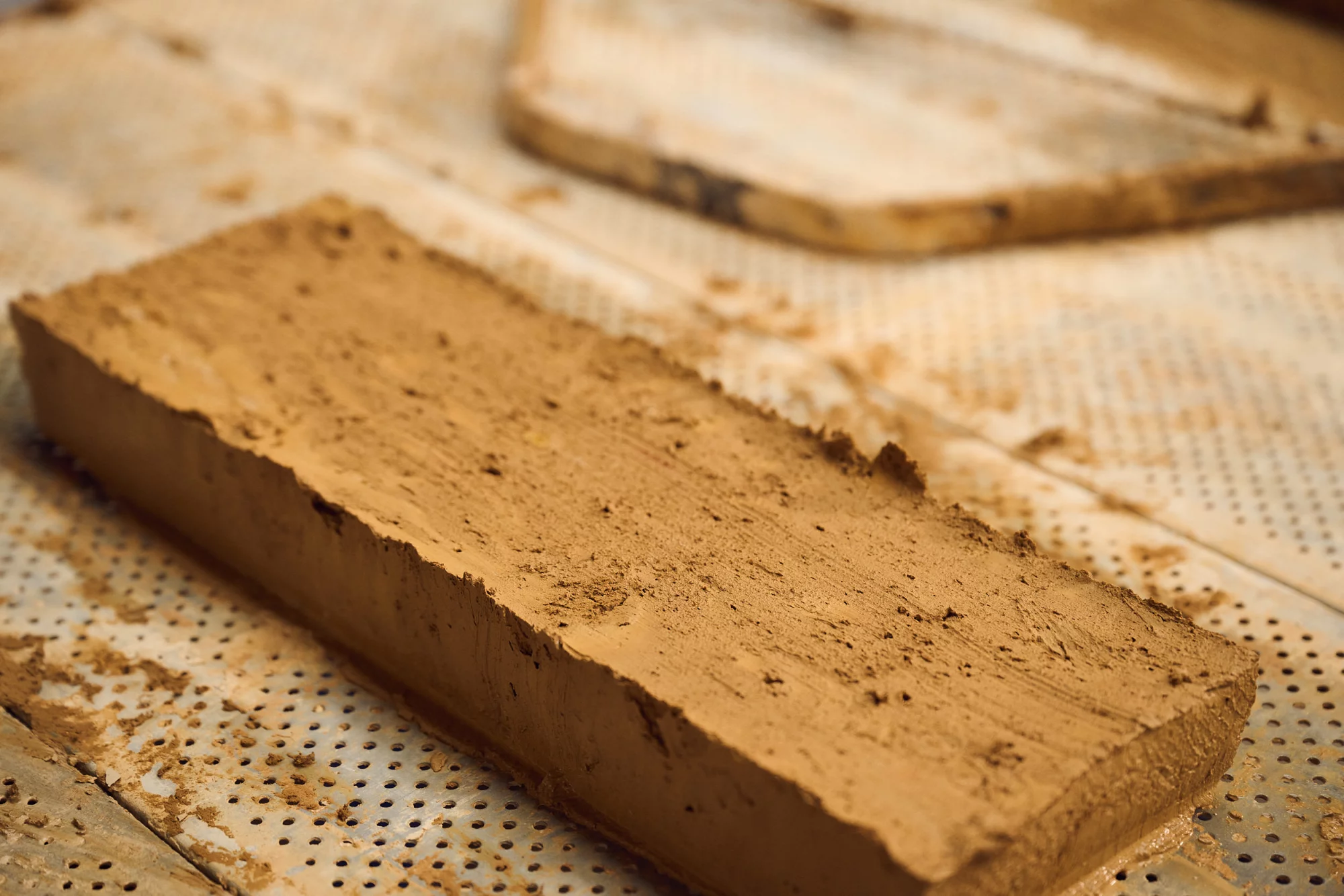 The impact of water absorption on façade ageing: an underestimated difference